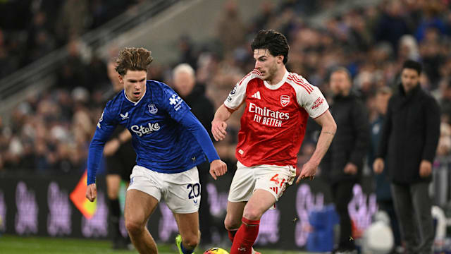 破防了！张本智和比手势，现场球迷给港队加油，日本队压力大（张本智和做手势引爆全场，球迷齐为港队助威，日本队压力陡增）