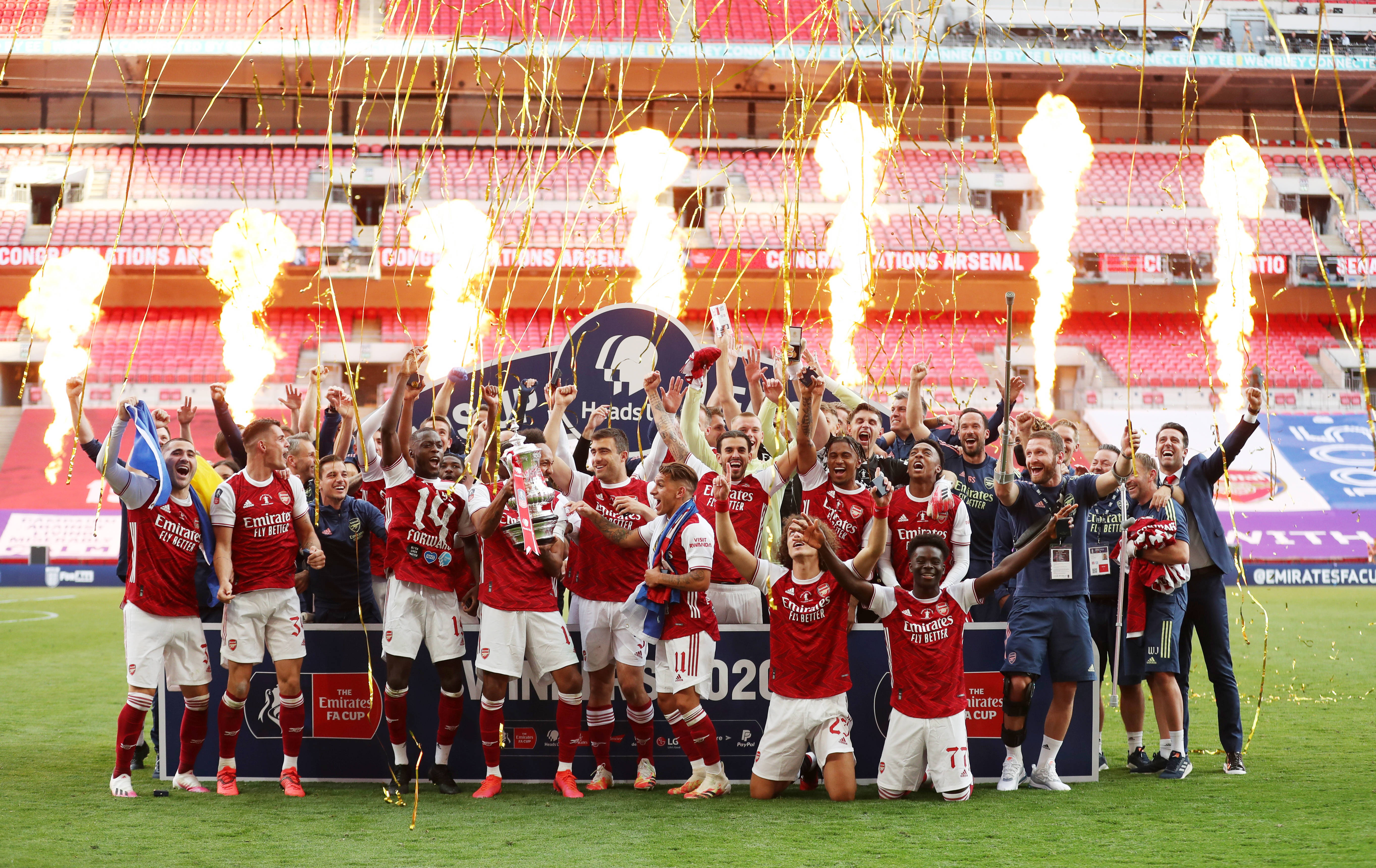 足坛悲喜夜！国米遇争议点球绝杀 拜仁巴萨皆逆转 切尔西又翻车（足坛冰火夜！国米遭争议点球压哨绝杀，拜仁巴萨双双逆转，切尔西再度翻车）