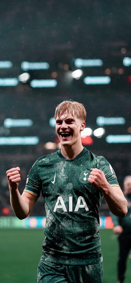 足坛悲喜夜！国米遇争议点球绝杀 拜仁巴萨皆逆转 切尔西又翻车（足坛冰火夜！国米遭争议点球压哨绝杀，拜仁巴萨双双逆转，切尔西再度翻车）