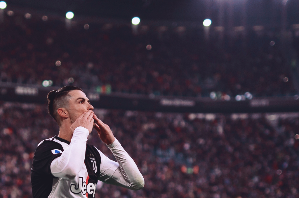 铜梁龙官方：下赛季球衣为主红客白，欢迎球迷投票27赛季球衣（铜梁龙官宣下季主红客白，启动27赛季球衣球迷投票）